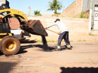 Equipes da prefeitura trabalham em ritmo acelerado para recuperação de vias danificadas pela chuva.