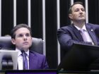 Hugo Motta e Guilherme Derrite durante a votação do projeto antifacção na Câmara.