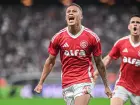 Vitinho e Rafael Borré, atacantes do Internacional, comemorando um dos gols marcados sobre o Ceará, pelo Brasileirão 