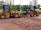 Equipes da Sisep atuam na rotatória da Avenida Rachid Neder após rompimento do asfalto causado pelas fortes chuvas e transbordamento do córrego Segredo.