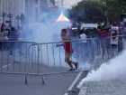 Bombas de fumaça marcam confronto entre torcedores do Flamengo e polícia durante desfile.