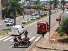 Equipes do Corpo de Bombeiros atenderam a ocorrência de colisão entre motos no cruzamento da Avenida Eduardo Elias Zahran com a Rua Rodolfo José Pinho, em Campo Grande.