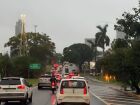 Campo Grande sob chuva nesta terça-feira (9) motoristas enfrentam trânsito lento em avenida da capital, com pista molhada e céu encoberto.