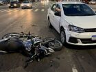 Moto e carro ficaram danificados após colisão na Avenida Fernando Corrêa da Costa, em Campo Grande