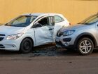 Carro atinge porta de outro veículo que foi aberta para desembarque, no bairro Itanhanga Park, em Campo Grande (MS)
