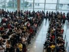 Passageiros aguardam por horas em filas no Aeroporto de Guarulhos após cancelamentos em série causados por ventania em São Paulo. Ao todo, 365 voos foram suspensos em 48 horas.