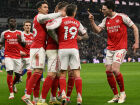 Arsenal supera pressão, vence Everton e comemora Natal na liderança da Premier League