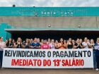 Trabalhadores da Santa Casa protestam em frente ao hospital contra o atraso do 13&ordm; salário e o parcelamento do benefício
