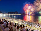 Fogos iluminam o céu de Copacabana durante a virada do ano, tradicional ponto de encontro de milhões de pessoas no Rio de Janeiro.