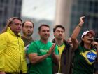 Michelle participa de ato pró-anistia do 8 de Janeiro, discursando ao lado de Bolsonaro (à esquerda), Carlos, Flávio e Jair Renan.