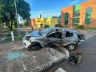 Um carro capotou e bateu na mureta de uma ponte no cruzamento com a Avenida João Rosa Pires.