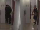 As imagens registram a entrada dos policiais no quarto do hotel e, em seguida, a saída do acusado algemado.