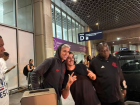 Luiz Araújo tira foto com torcedor no desembarque do Flamengo