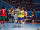 Jogadoras do Brasil comemoram o primeiro gol na vitória sobre Portugal na final do Mundial de futsal  