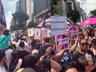 Ato na Avenida Paulista reúne movimentos feministas e familiares de vítimas para cobrar ações contra o avanço do feminicídio no país.