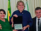 Caravina recebe o Título de Cidadão Brasilândense em cerimônia na Câmara Municipal.