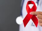 Dezembro Vermelho reforça prevenção, testagem e tratamento do HIV em campanhas pelo Brasil.