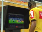 Árbitro revisa jogada no monitor do VAR durante duelo da Série A 2025.