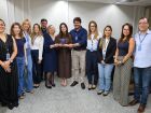 Juntamente com a equipe da Escola do Legislativo, a deputada Mara Caseiro comemorou a conquista do prêmio  