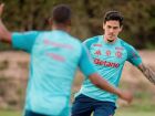 Pedro treina com elenco do Flamengo no Catar e pode reforçar time na Copa Intercontinental.