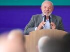 Lula discursando durante evento oficial em Brasília, com autoridades e representantes do setor produtivo.