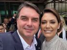 Senador Flávio Bolsonaro visita o pai, Jair Bolsonaro, e confirma reconciliação com a ex-primeira-dama Michelle após desentendimento sobre alianças políticas.
