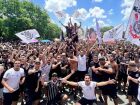 Torcida do Corinthians se reúne em frente ao CT Joaquim Grava para incentivar o time antes da final da Copa do Brasil.