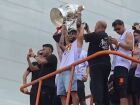 Jogadores do Corinthians celebram o título da Copa do Brasil com a torcida na Neo Química Arena.
