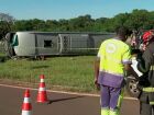 Ônibus de viagem tombou na entrada de Jaboticabal na véspera de Natal.