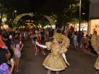 Último desfile da Parada Natalina reuniu milhares de pessoas no Centro de Campo Grande.