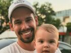 Lucas Borbas com o filho Arthur durante a comemoração de um ano, em meio à internação de Isabel Veloso.