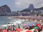 Prefeitura apreendeu garrafas e engradados enterrados na areia de Copacabana antes do réveillon