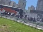 Ônibus com torcedores do Inter ficou destruído após ataque em Itapema; quatro pessoas tiveram ferimentos leves.