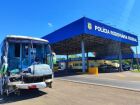 Motorista foi flagrado pela PRF usando capacete para dirigir ônibus sem para-brisa na BR-158, em Paranaíba.