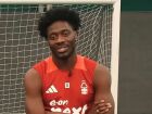 Ola Aina, zagueiro do Nottingham Forest, se defendeu após polêmica em reality show televisivo.