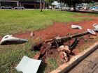 Radar e placa de sinalização ficaram destruídos após colisão na Afonso Pena, em Campo Grande. Motorista fugiu do local antes da chegada da polícia.