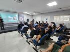 Trainees acompanham apresentação institucional durante formação do Programa de Trainee em Gestão Pública do Governo de MS, que atua com jovens em 12 órgãos estaduais.