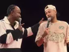 Neymar ao lado do cantor Thiaguinho durante o show Tardezinha, em São Paulo 