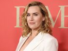 Kate Winslet relembra experiências íntimas com garotas na adolescência em podcast.