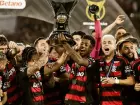 Elenco do Flamengo com a taça do Campeonato Brasileiro de 2025 