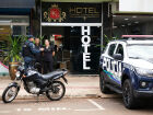 Dramatização do ocorrido / Polícia atendeu ocorrência de briga envolvendo motociclista e funcionários de hotel no Centro de Campo Grande.