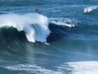 Carlos Burle detalha acidente em Nazaré e reforça a importância da segurança no surfe de ondas gigantes.