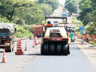 Trecho em obras da BR-163 em Mato Grosso do Sul com sistema de pare-e-siga instalado para segurança dos motoristas.