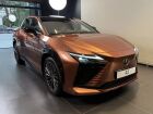 O novo Lexus RZ 500e marca a estreia da marca no segmento 100% elétrico no Brasil. O SUV combina desempenho, tecnologia e design futurista.