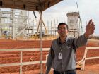 Funcionário da Arauco apresenta as obras da nova planta industrial em Inocência (MS), que impulsiona a geração de empregos na região.