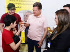 Prefeito Marçal Filho entregando kit a criança usuária do Sensor Libre 2