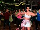 Moradores e visitantes dançam no Aulão de FitDance na Praça Ary Coelho durante o Natal dos Sonhos