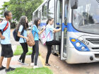 Estudantes em ponto de ônibus escolar