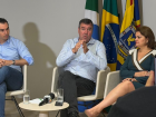 O governador Eduardo Riedel fala durante coletiva nesta quinta-feira, em Campo Grande, ao tratar de planejamento, parcerias institucionais e prioridades da gestão, enquanto auxiliares acompanham a conversa.