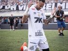 Neymar comemorando com a camisa do Santos após vitória.